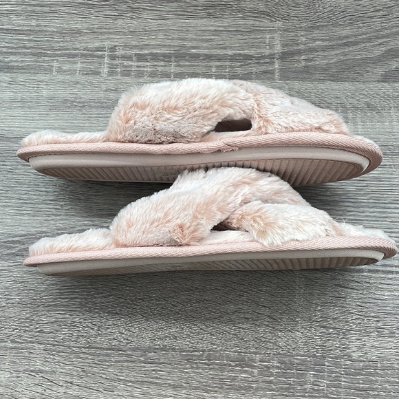NWOB. Rachel Roy 11-12 Pink Fuzzy Cozy Plush Cross Front Slippers. - Picture 7 of 9